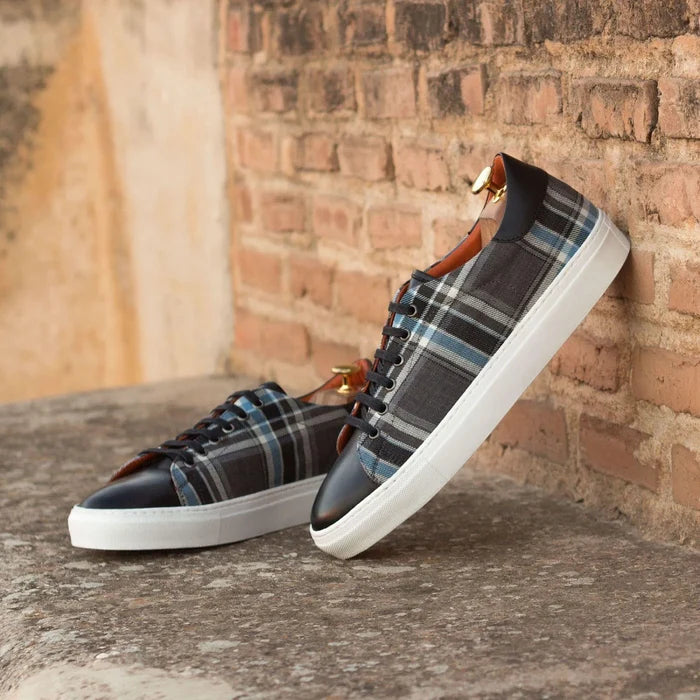 Retro trainer sneakers II with plaid pattern and white soles